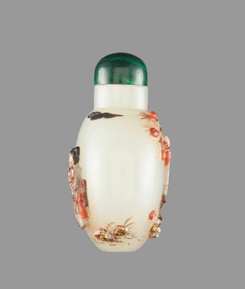 AN EMBELLISHED WHITE JADE ‘PEACH PICKING’ SNUFF BOTTLE, QING DYNASTY White nephrite jade of even - Image 3 of 6