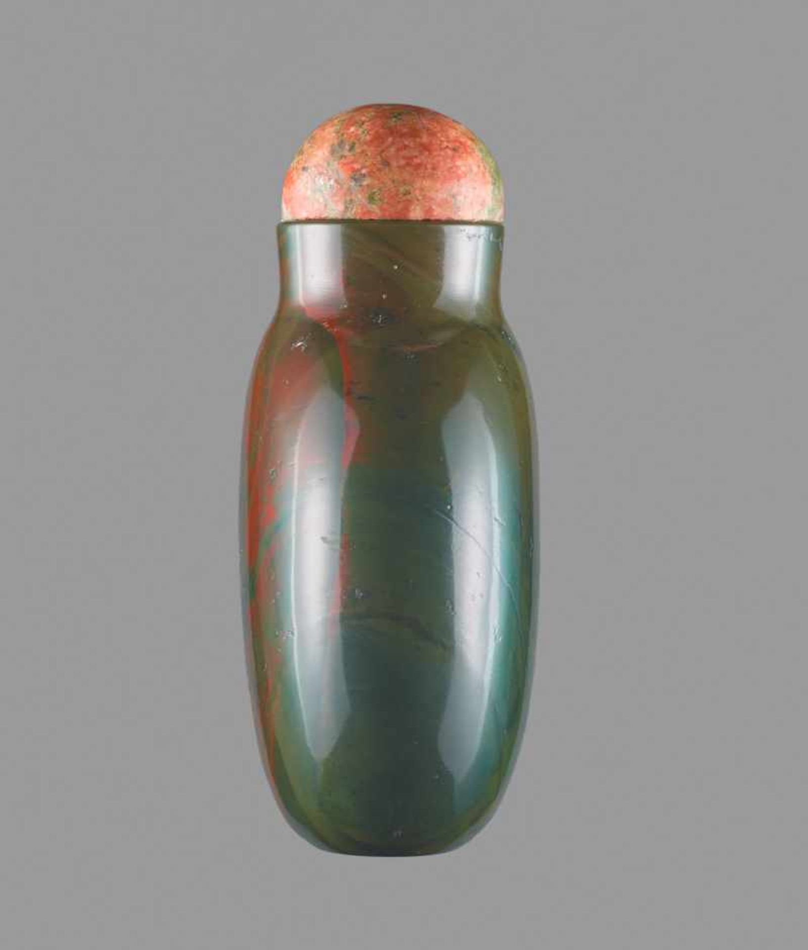 A JASPER SNUFF BOTTLE, QING DYNASTY Jasper (heliotrope), the untreated stone with an even and smooth - Bild 4 aus 6