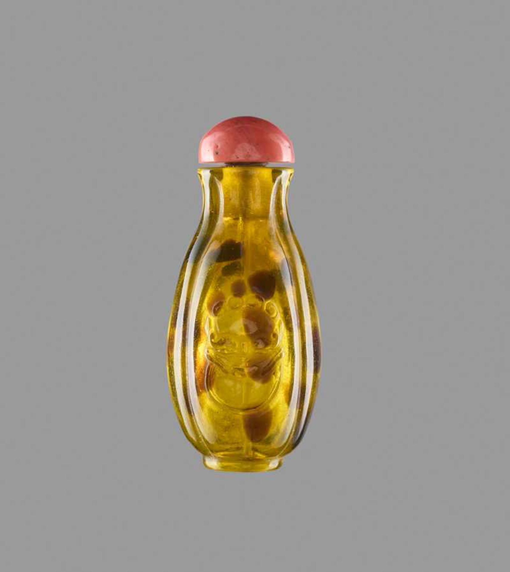 A ‘TORTOISESHELL’ GLASS SNUFF BOTTLE, POSSIBLY IMPERIAL GLASS WORKSHOPS BEIJING Splashes of dark - Bild 4 aus 6