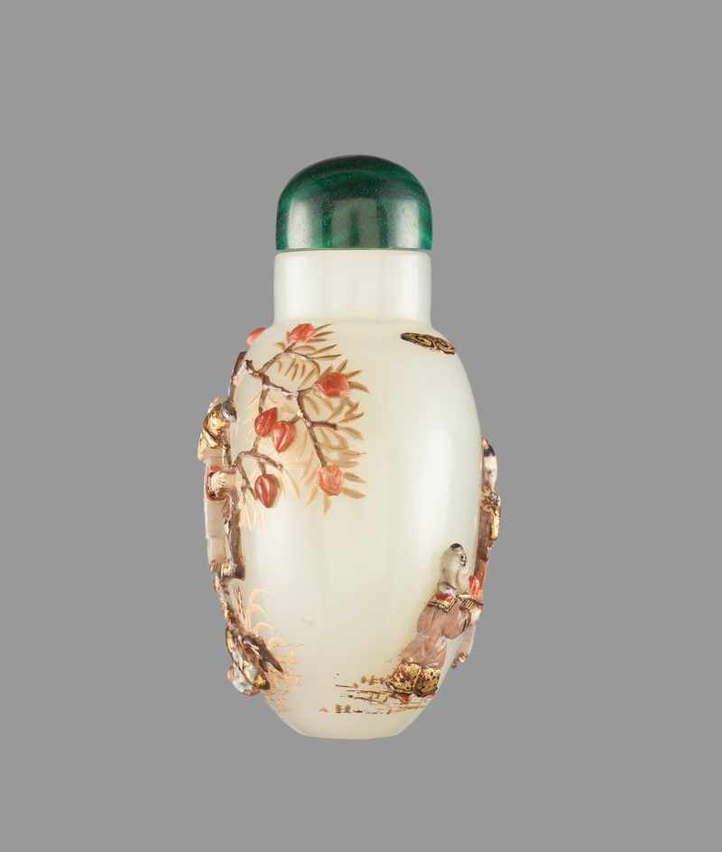 AN EMBELLISHED WHITE JADE ‘PEACH PICKING’ SNUFF BOTTLE, QING DYNASTY White nephrite jade of even - Image 4 of 6