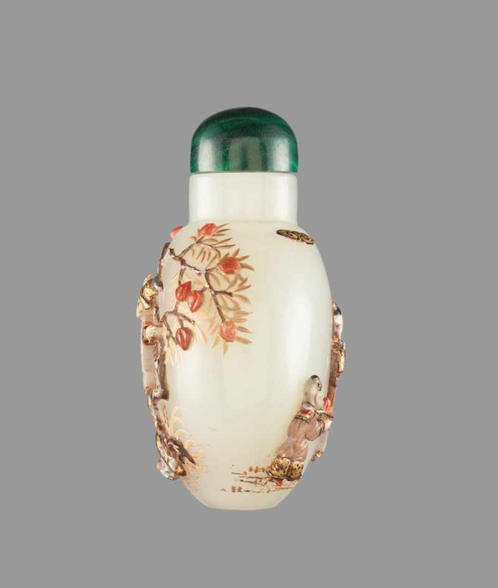 AN EMBELLISHED WHITE JADE ‘PEACH PICKING’ SNUFF BOTTLE, QING DYNASTY White nephrite jade of even - Bild 4 aus 6