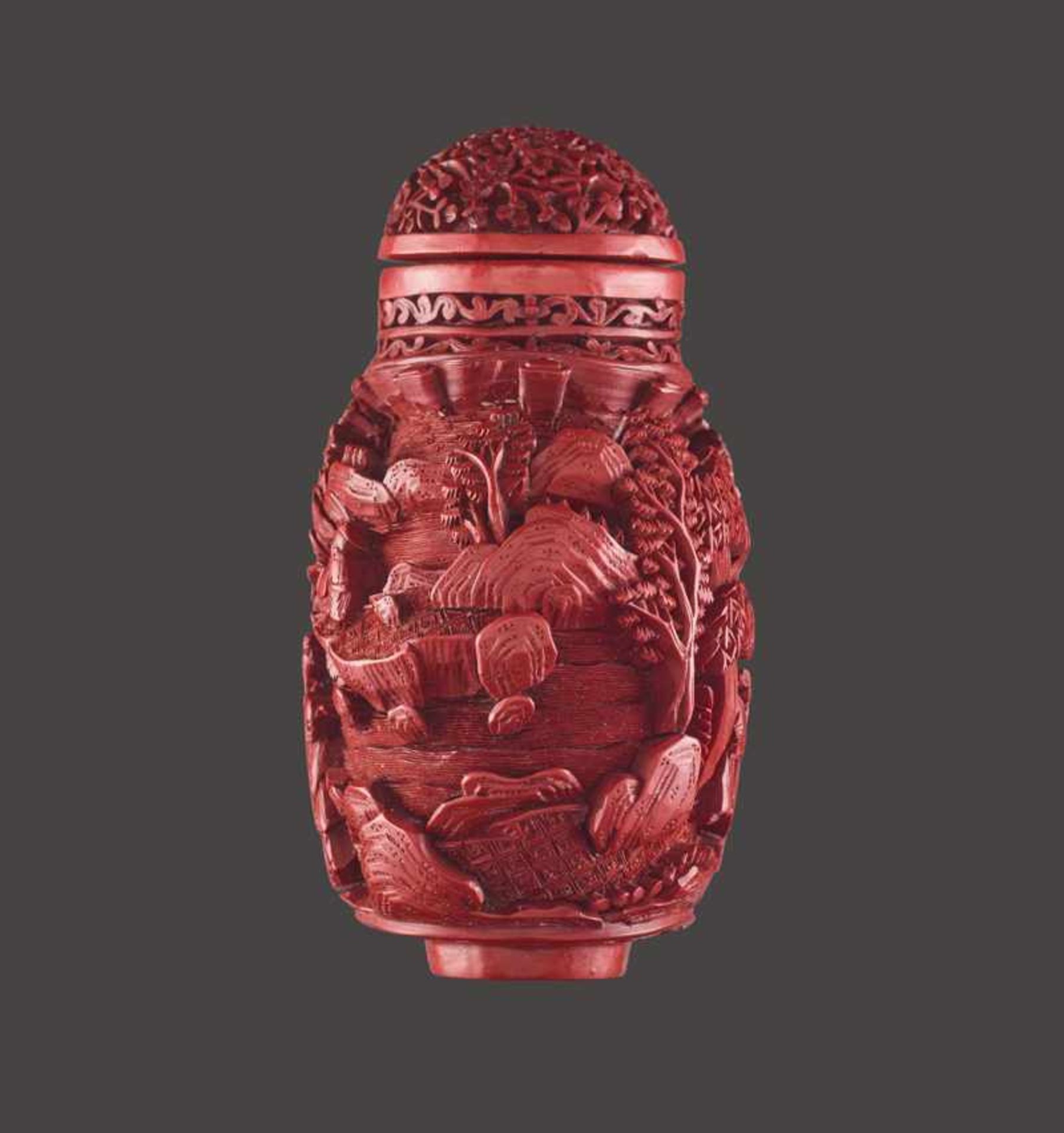 A LARGE SCENIC CARVED CINNABAR LACQUER SNUFF BOTTLE, LATE QING DYNASTY Cinnabar lacquer on metal - Bild 3 aus 6