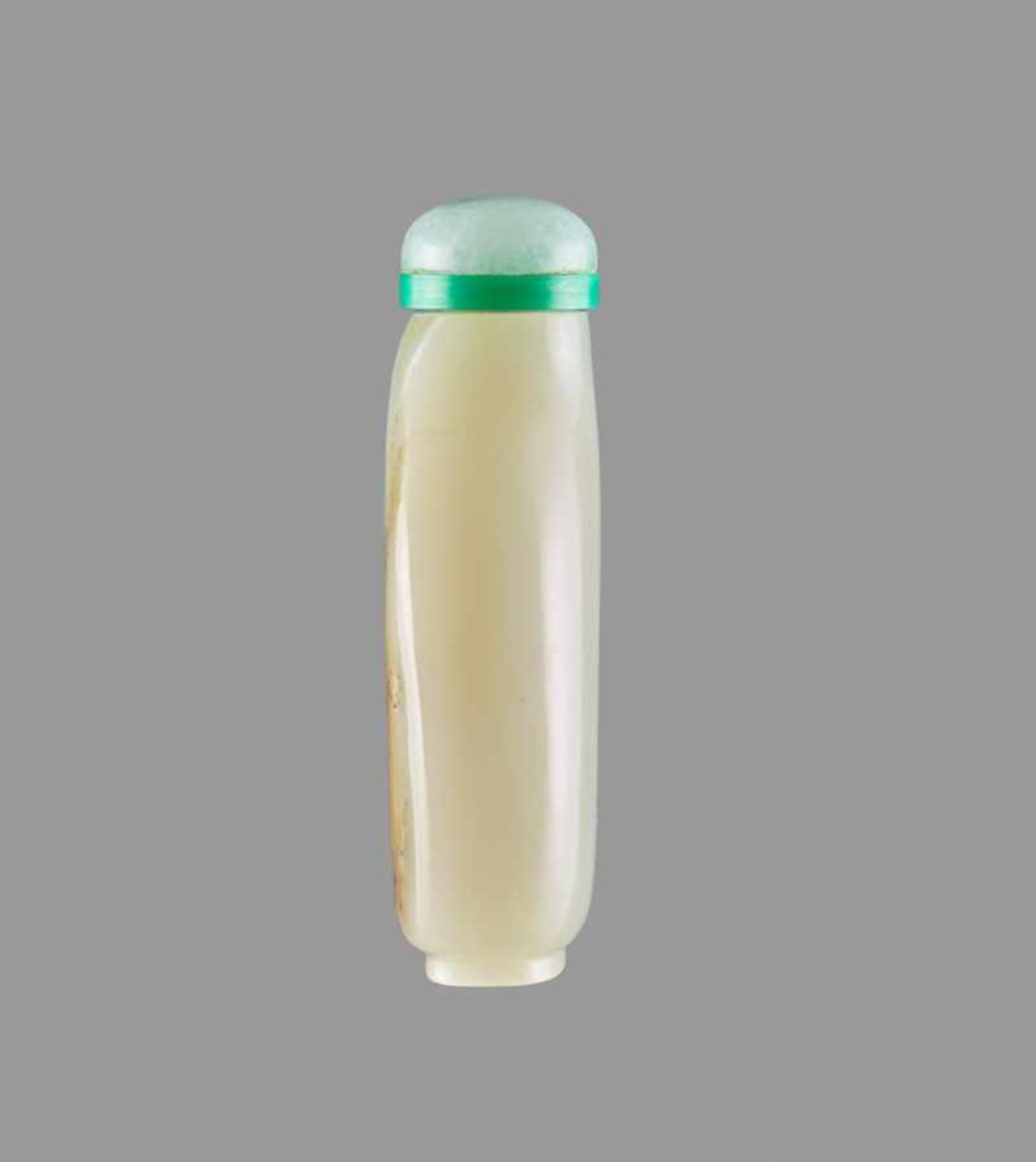 A PLAIN WHITE AND RUSSET JADE SNUFF BOTTLE White nephrite with clouds of russet, good hand polish. - Bild 4 aus 6