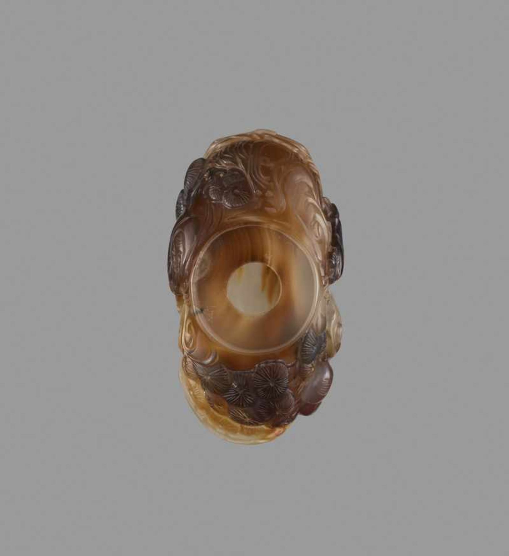 AN AGATE ‘BODHIDHARMA’ SNUFF BOTTLE, SUZHOU, SCHOOL OF ZHITING Agate, of various tones from - Image 5 of 6