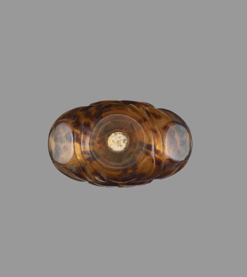 A FLOWER SHAPED ‘TORTOISESHELL’ GLASS SNUFF BOTTLE Splashes and streaks of dark brown sandwiched - Image 5 of 6