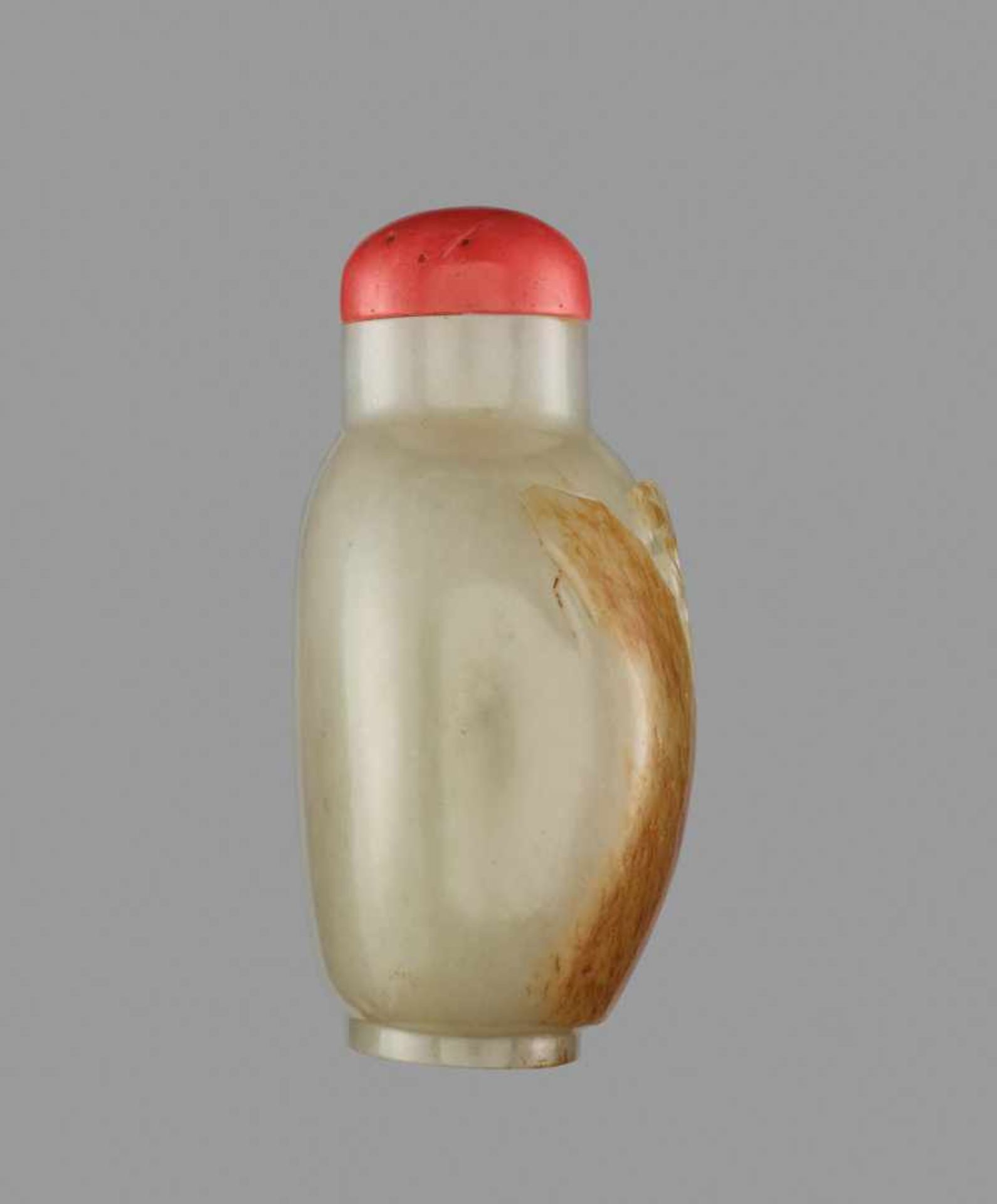 A WHITE AND RUSSET JADE ‘BAT AND PEACHES’ SNUFF BOTTLE Nephrite of even celadon color with a layer - Bild 4 aus 6
