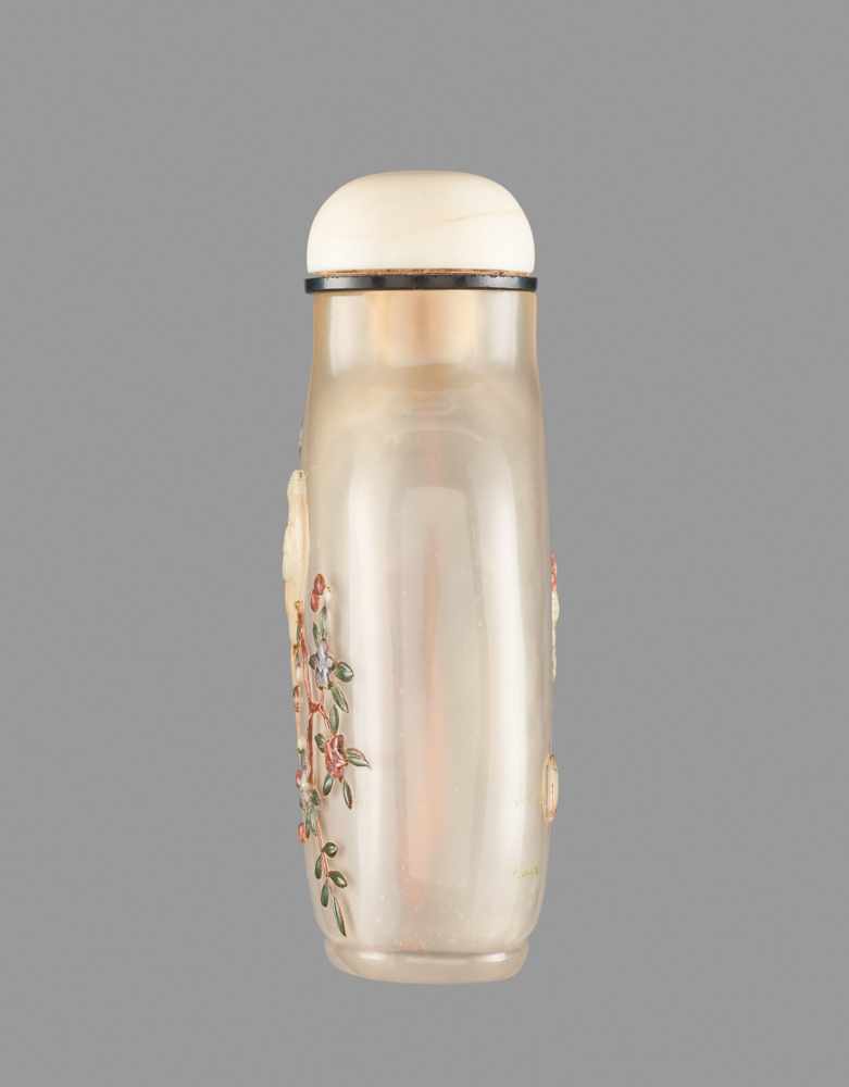 AN EMBELLISHED 'EXOTIC BIRD' CHALCEDONY SNUFF BOTTLE Chalcedony of even caramel tone, with smooth - Image 4 of 6