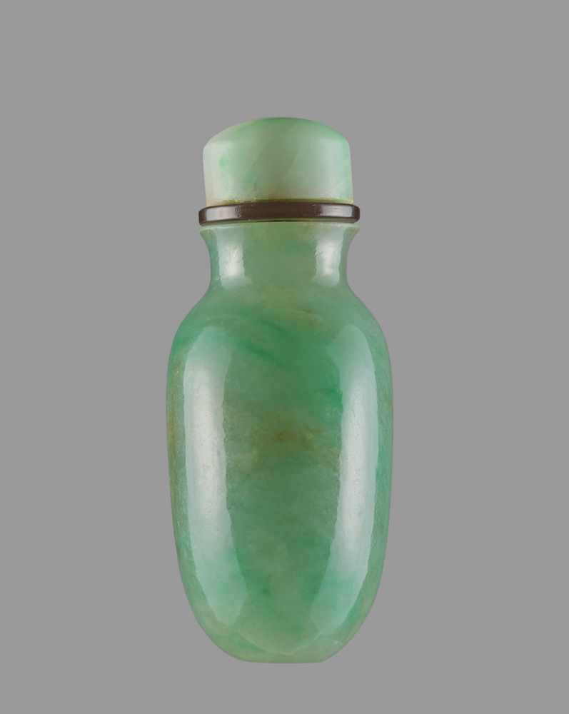 AN APPLE-GREEN JADEITE OVOID SNUFF BOTTLE, QING DYNASTY, 19TH CENTURY Jadeite. The semi- - Image 3 of 6