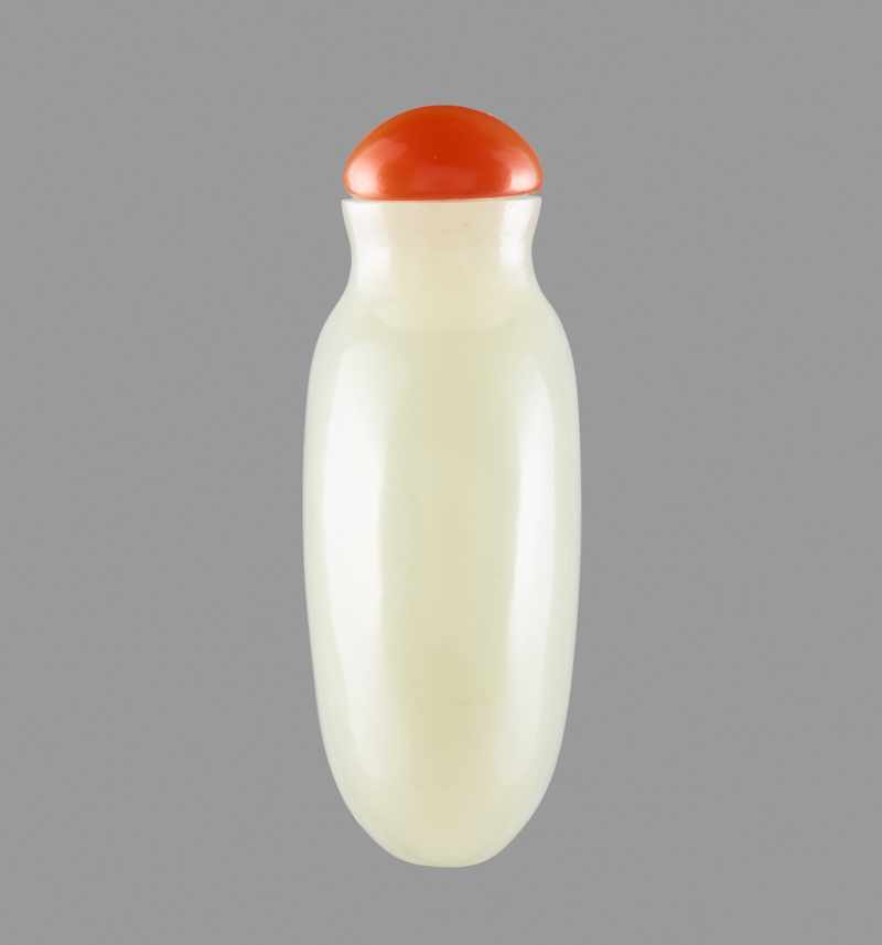 A PLAIN WHITE JADE SNUFF BOTTLE, QING DYNASTY, 18TH/19TH CENTURY Plain white nephrite with tiny - Image 4 of 6