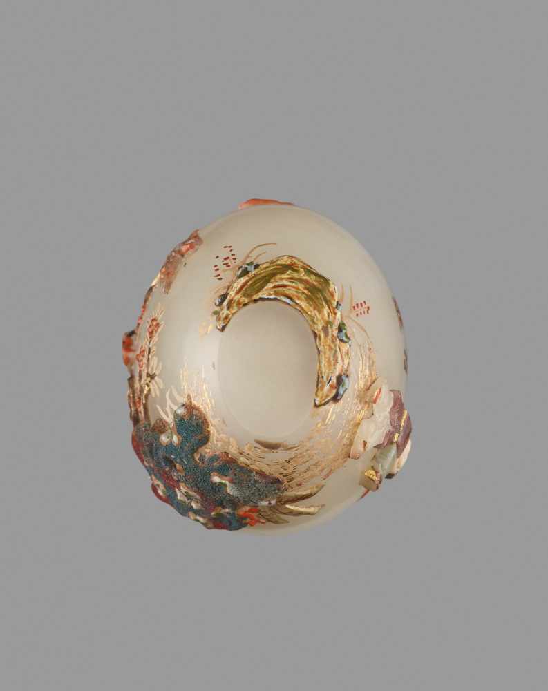 AN EMBELLISHED AND INSCRIBED PALE CELADON JADE “FLOCK OF BIRDS” SNUFF BOTTLE Pale celadon nephrite - Image 6 of 6