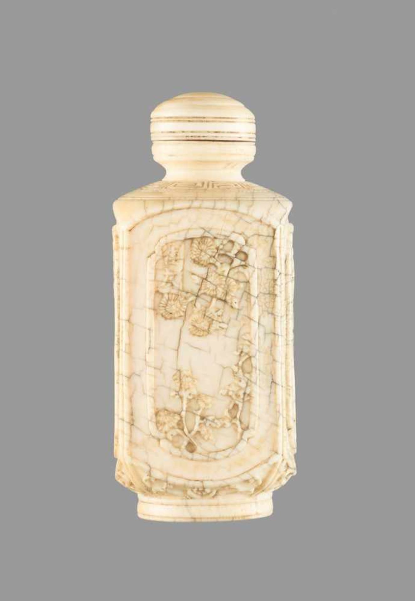 A CARVED IVORY 'TEN FRIENDS AMONG FLOWERS' SNUFF BOTTLE, 19TH CENTURY Ivory with age crazing, even - Bild 2 aus 6