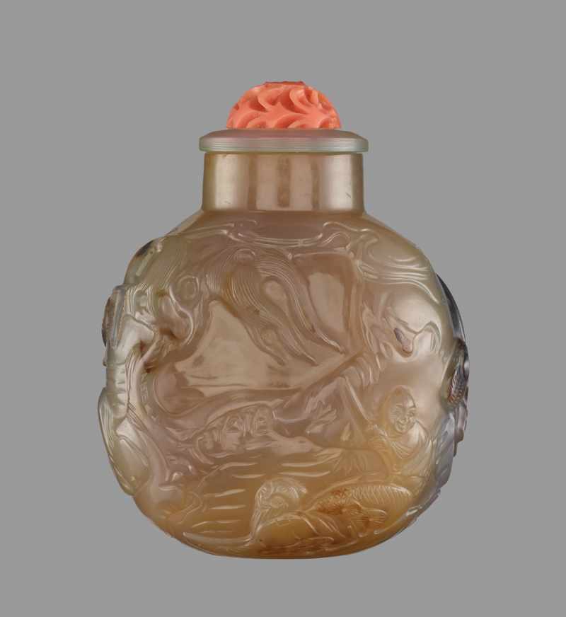 AN INSCRIBED CHALCEDONY 'FISHERMEN' SNUFF BOTTLE, SUZHOU, SCHOOL OF ZHITING, QING DYNASTY - Image 2 of 6
