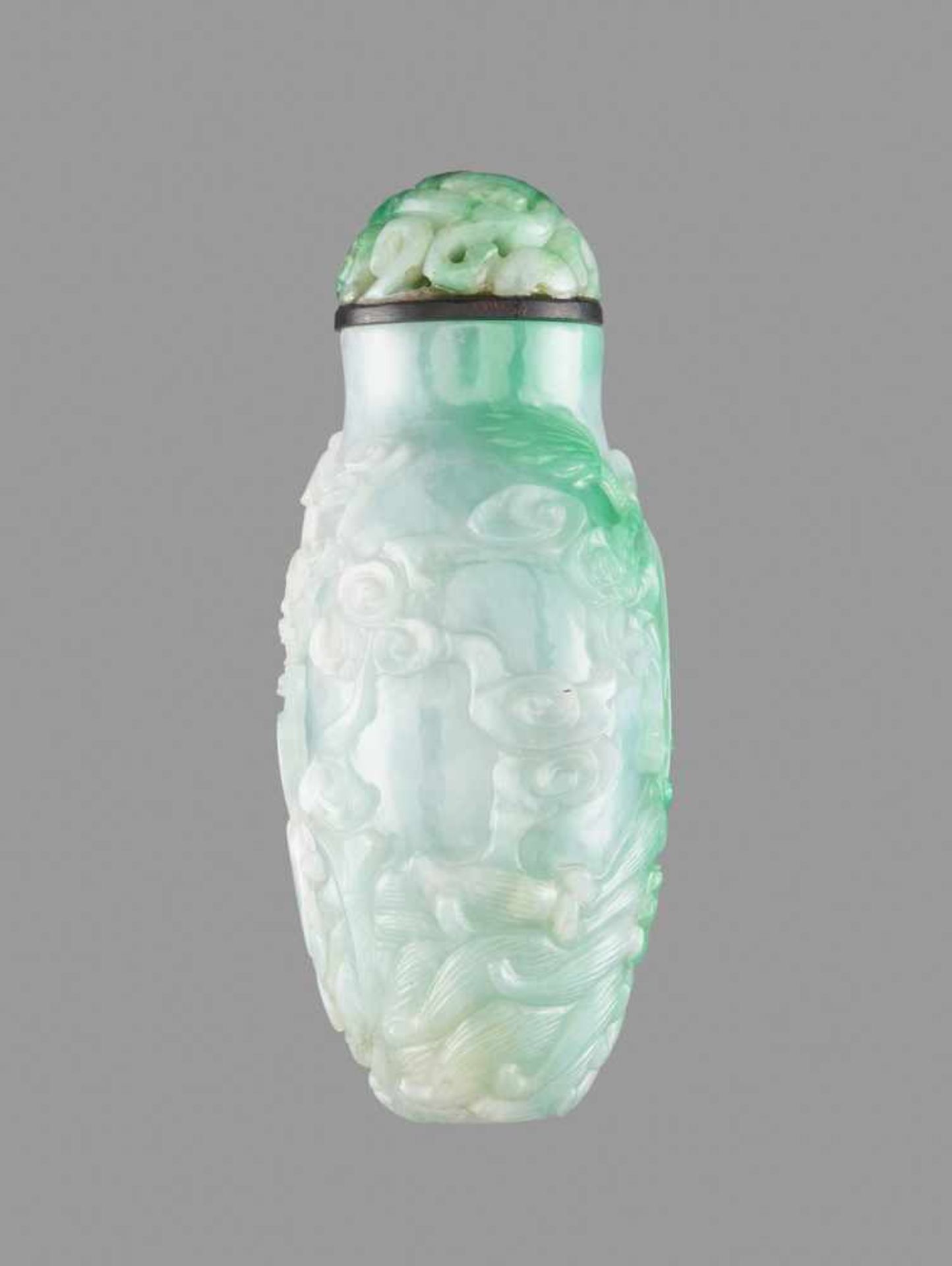 AN EMERALD GREEN JADEITE 'DRAGON' SNUFF BOTTLE, QING DYNASTY Lustrous semi-translucent jadeite of - Image 4 of 6