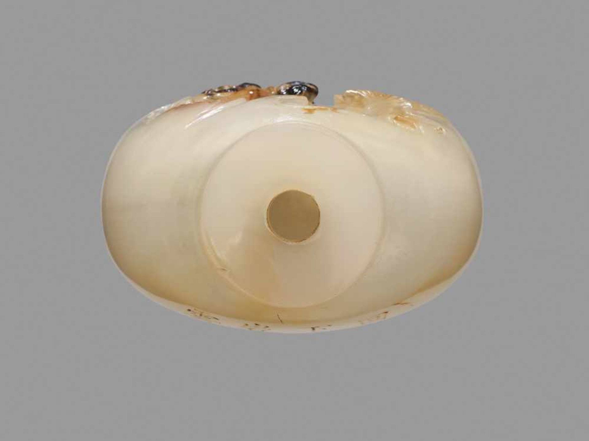 A CHALCEDONY ‘SCHOLAR IN A LANDSCAPE’ SNUFF BOTTLE, SUZHOU, SCHOOL OF ZHITING, 1750-1850 Chalcedony, - Image 5 of 6