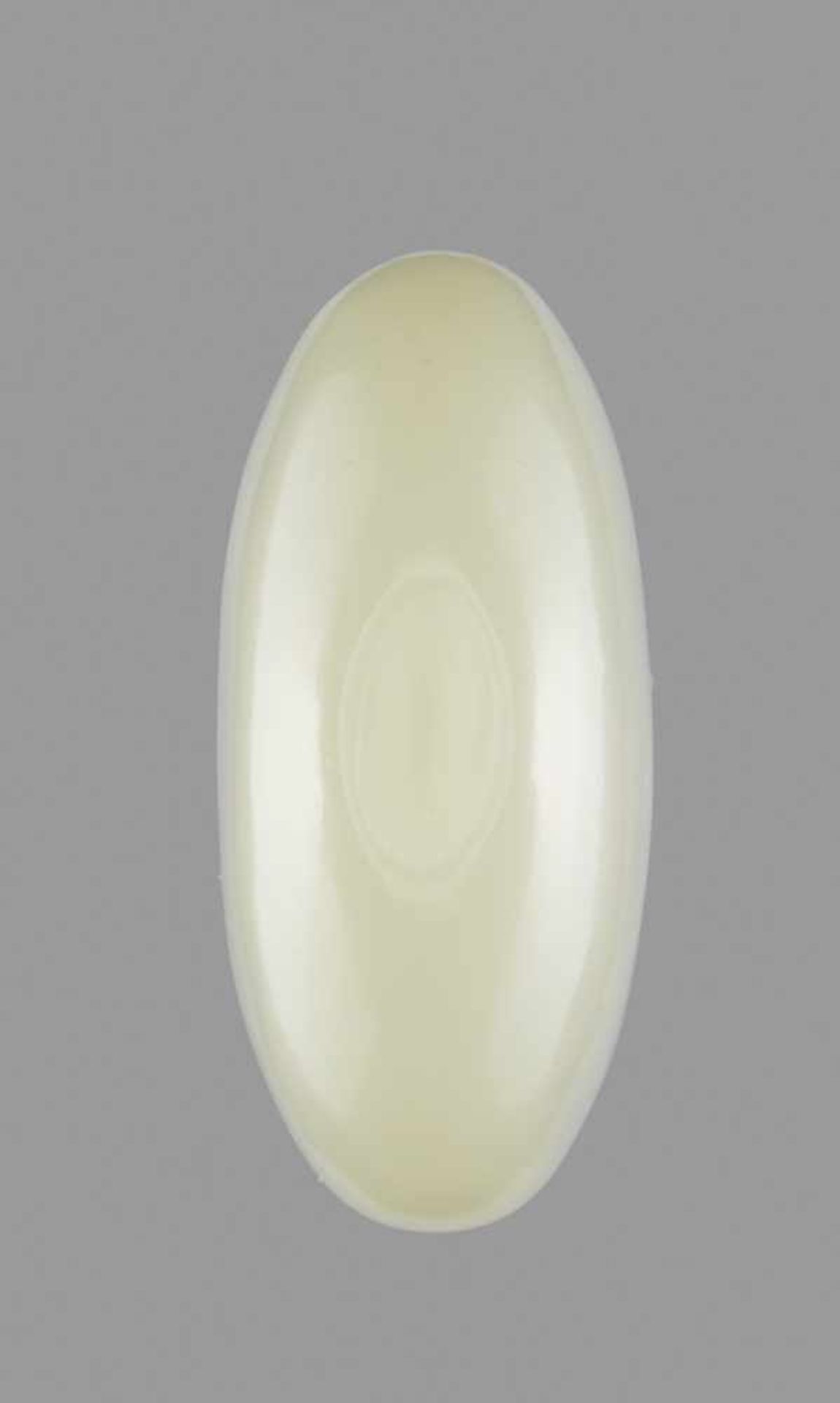 A PLAIN WHITE JADE SNUFF BOTTLE, QING DYNASTY, 18TH/19TH CENTURY Plain white nephrite with tiny - Bild 6 aus 6