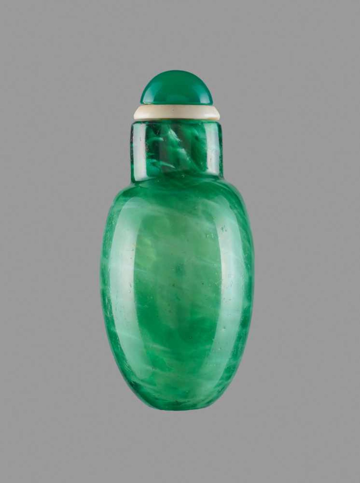 AN EMERALD-GREEN AND WHITE 'SANDWICH' GLASS SNUFF BOTTLE, 1720-1840 An inner layer of translucent - Bild 3 aus 6