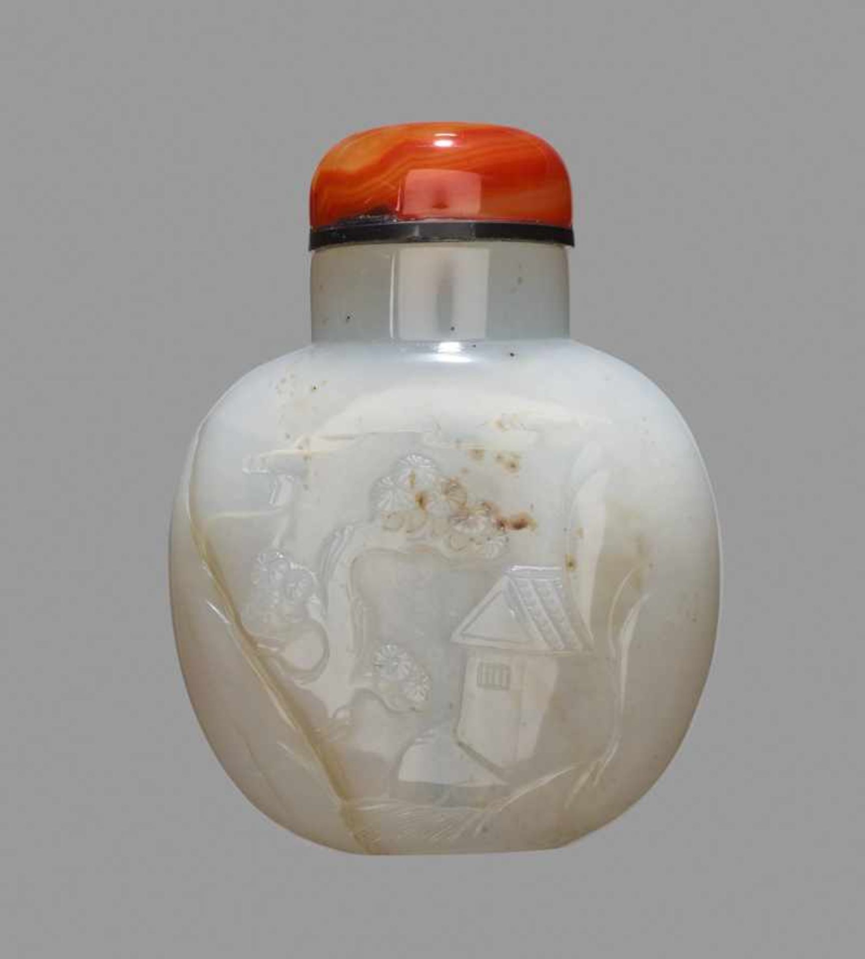 A CARVED CAMEO CHALCEDONY 'PICKING LINGZHI' SNUFF BOTTLE, 1750-1850 Light bluish-grey dendritic - Image 2 of 6