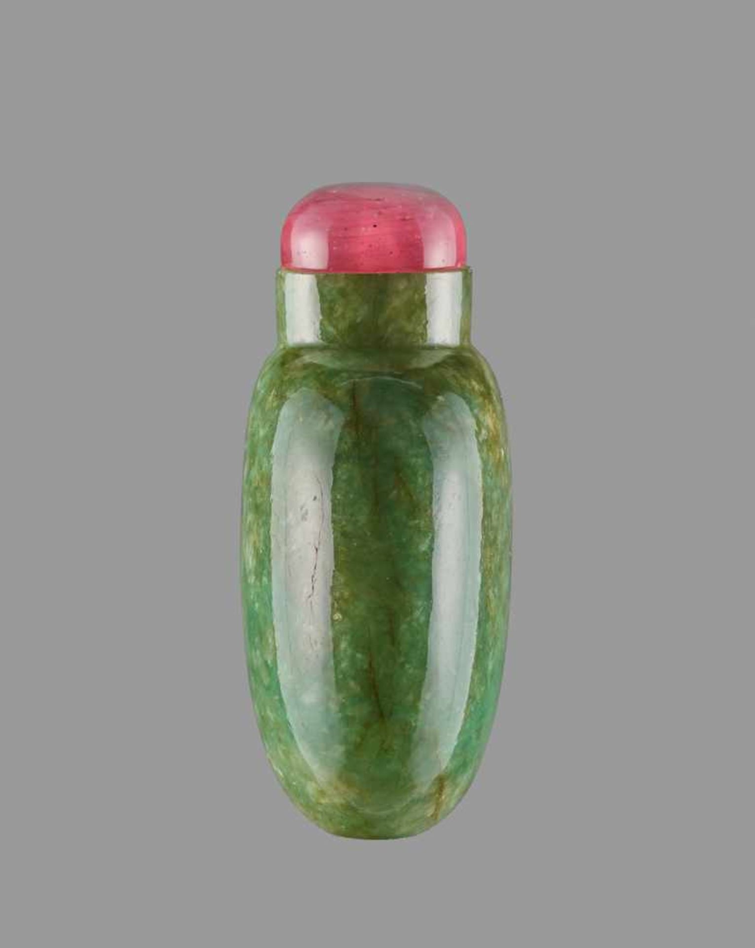 AN APPLE-GREEN JADEITE SNUFF BOTTLE WITH IRIDESCENT SILVERY STREAKS Mottled jadeite with a well- - Bild 3 aus 6