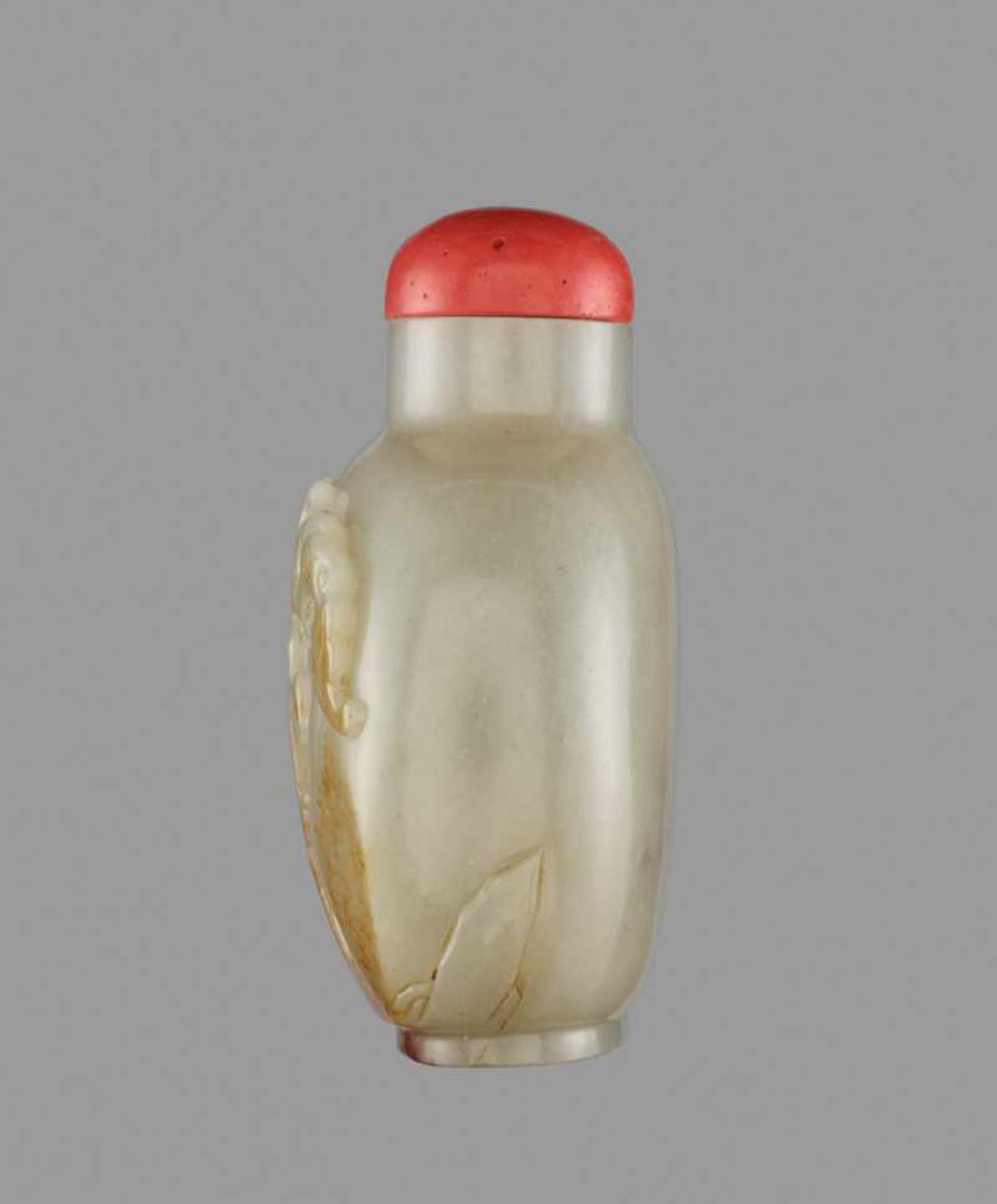 A WHITE AND RUSSET JADE ‘BAT AND PEACHES’ SNUFF BOTTLE Nephrite of even celadon color with a layer - Image 3 of 6