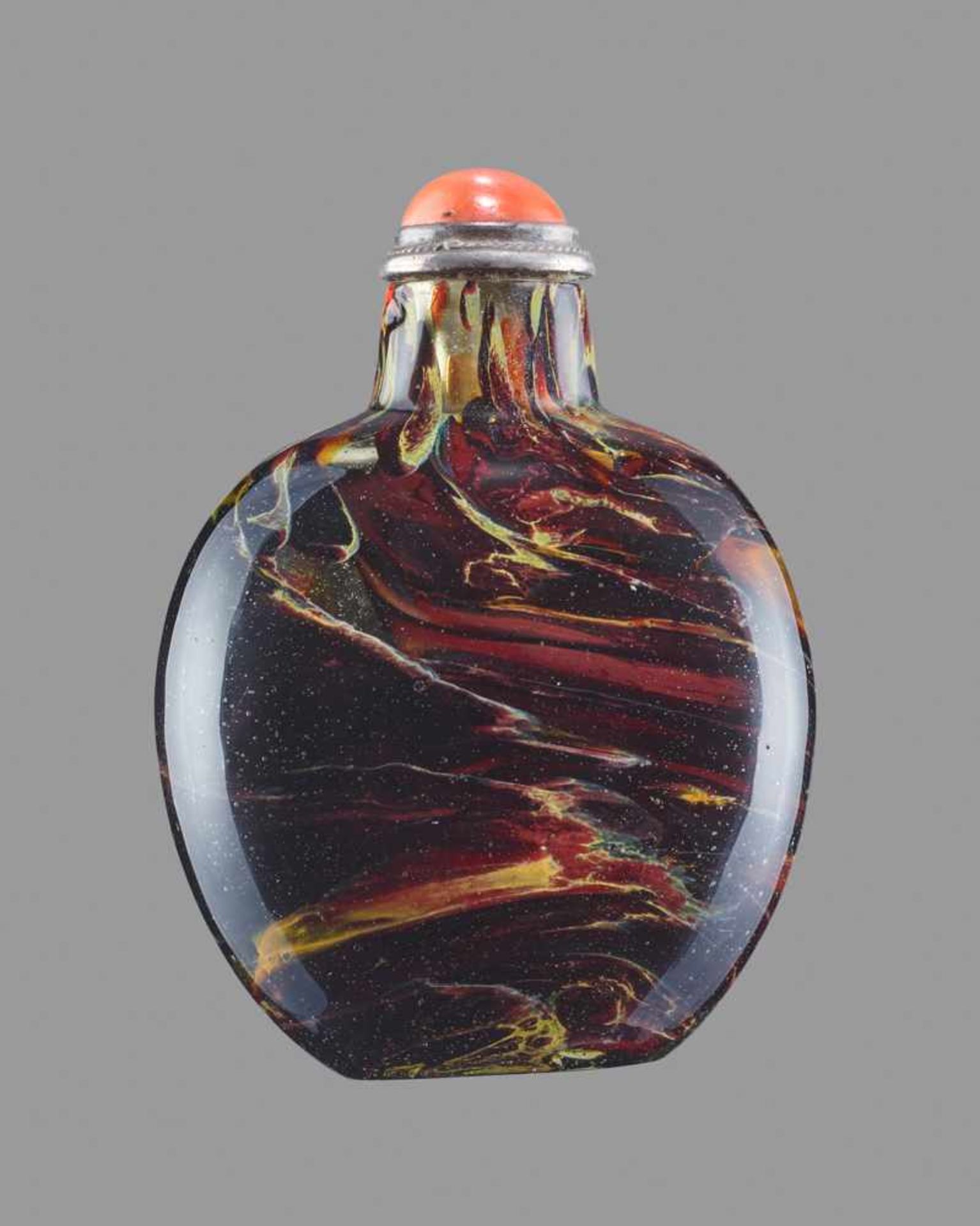 A YELLOW AND BROWN SANDWICHED GLASS SNUFF BOTTLE, QING DYNASTY Glass. One layer of mottled maroon,