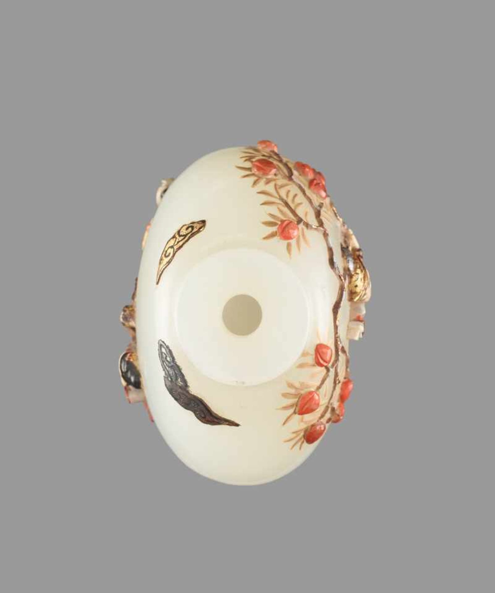 AN EMBELLISHED WHITE JADE ‘PEACH PICKING’ SNUFF BOTTLE, QING DYNASTY White nephrite jade of even - Bild 5 aus 6