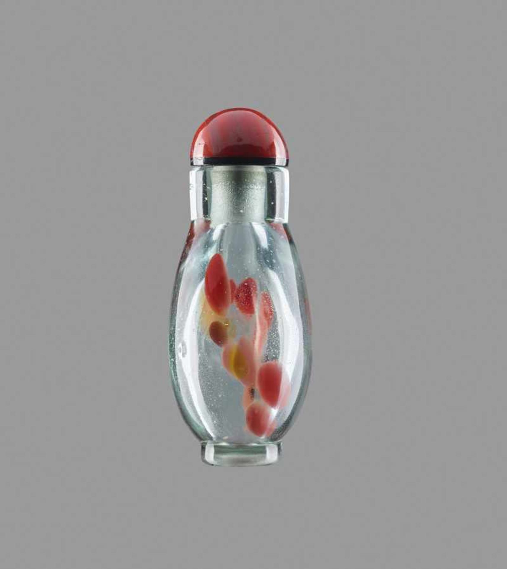 AN IRON-RED, YELLOW AND BROWN SANDWICHED AQUAMARINE GLASS SNUFF BOTTLE Bubble suffused glass body of - Image 3 of 6