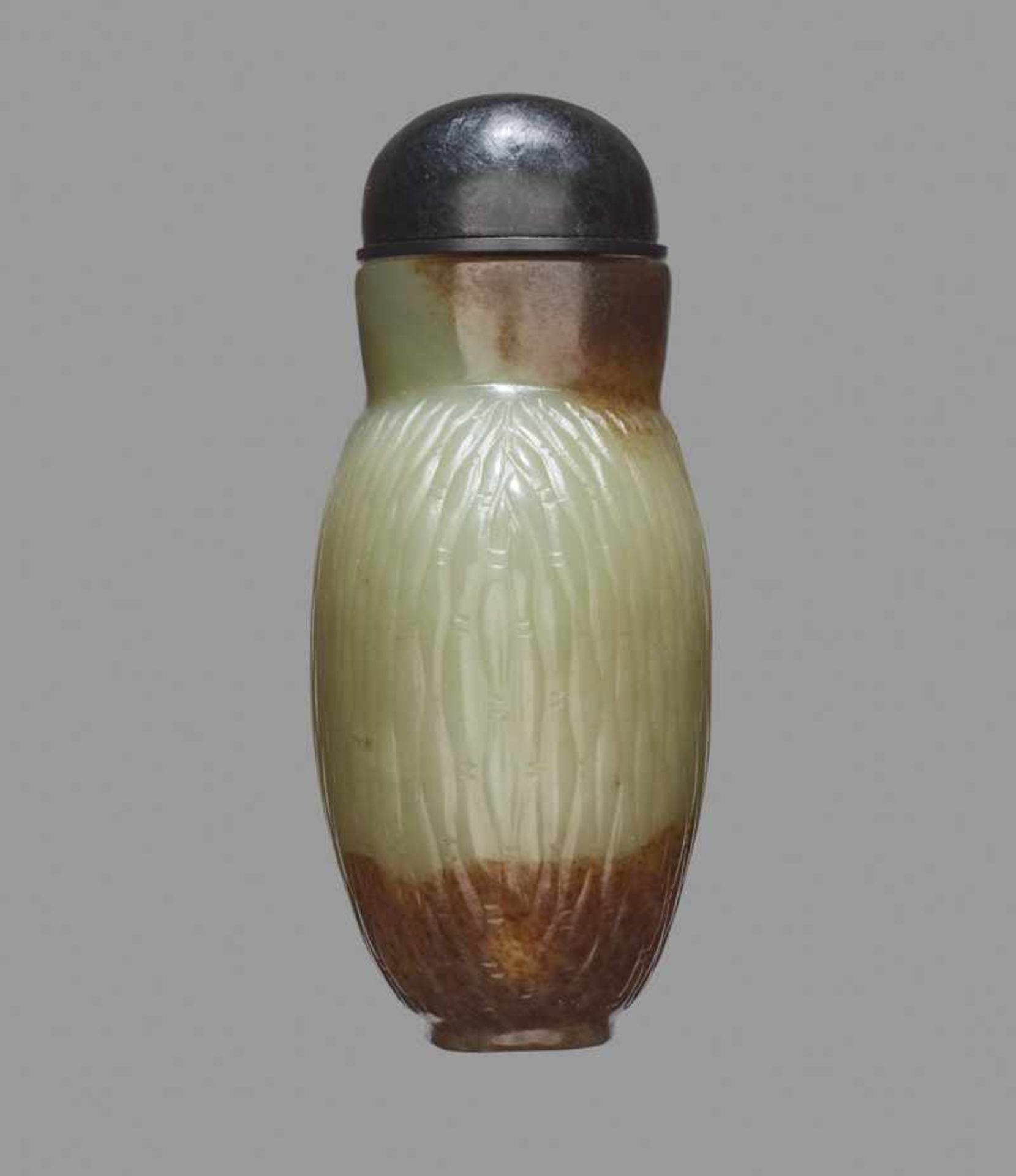A CELADON AND RUSSET JADE 'BASKET-WEAVE' SNUFF BOTTLE Nephrite, of even celadon color with dark - Image 3 of 6