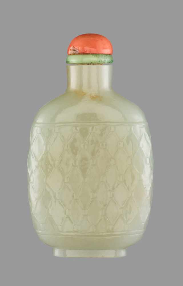 A WHITE JADE 'RHOMBUS BORDER' SNUFF BOTTLE, QING DYNASTY White jade with shades of russet, shiny - Image 2 of 6