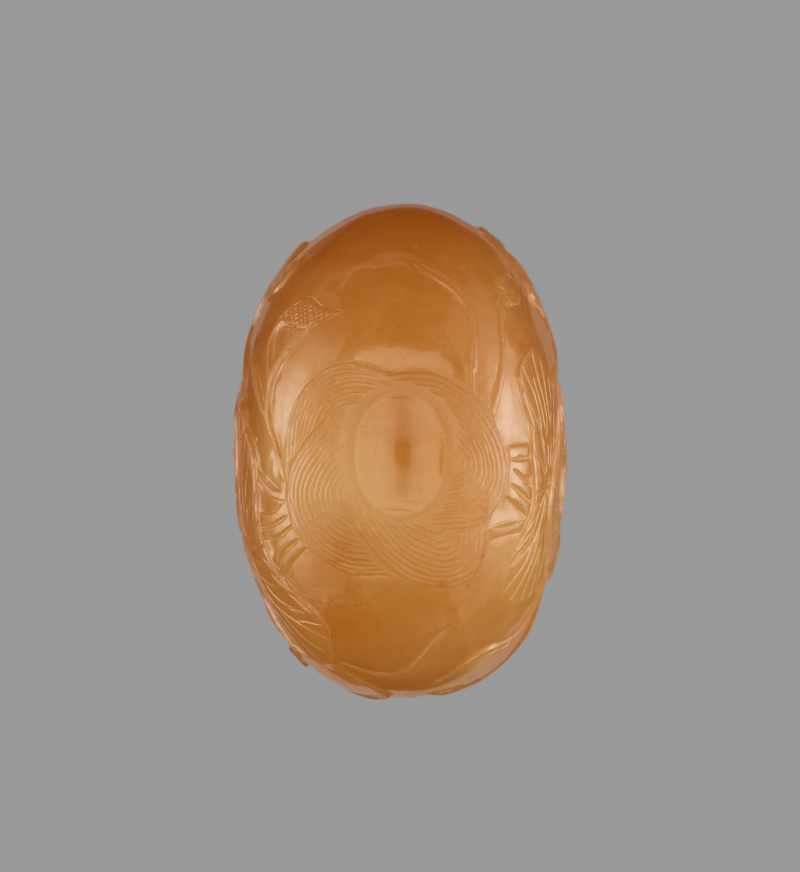 A BUTTERSCOTCH AGATE ‘LOTUS’ SNUFF BOTTLE, QING DYNASTY Semi-translucent agate of natural even - Image 6 of 6