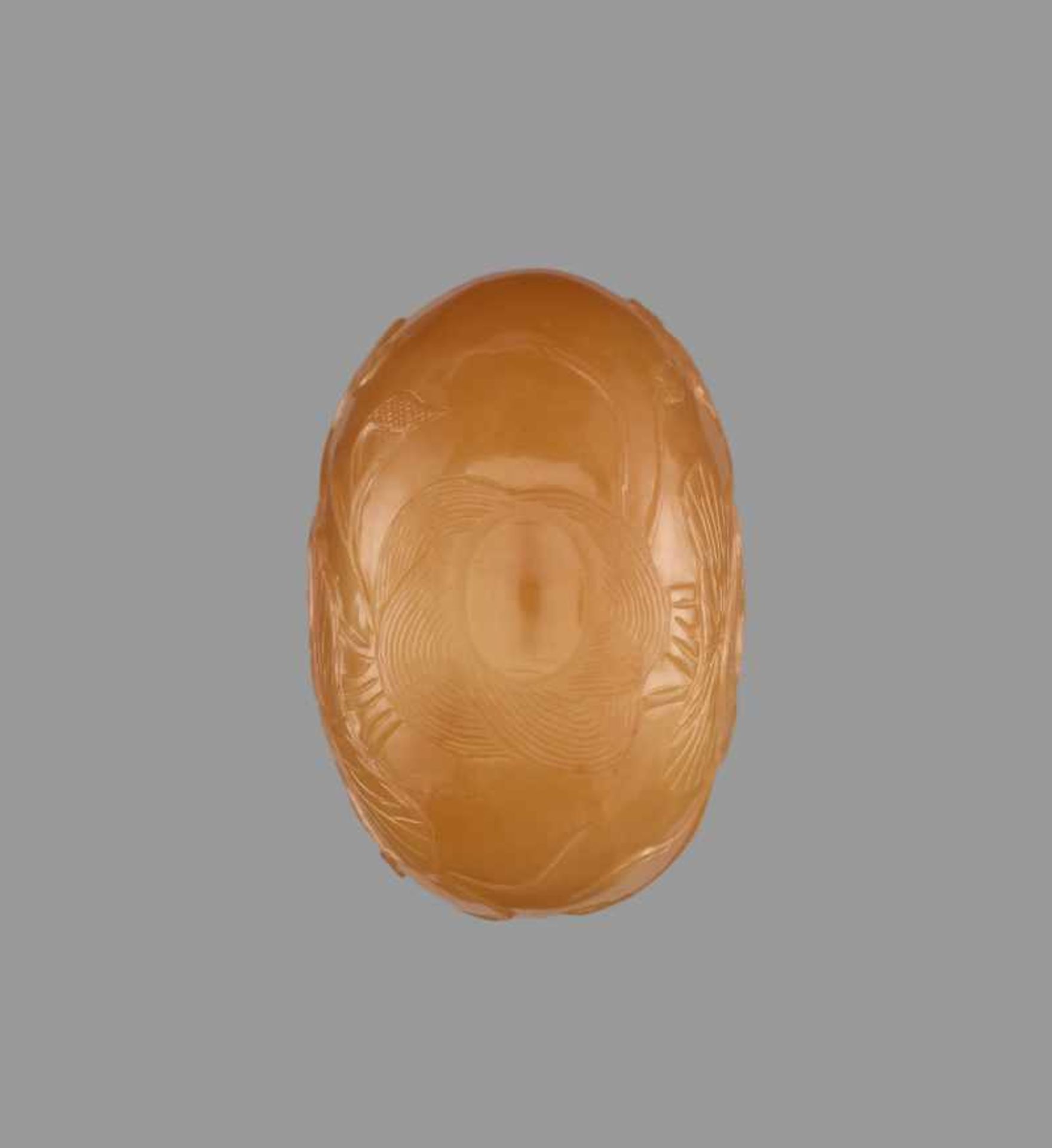 A BUTTERSCOTCH AGATE ‘LOTUS’ SNUFF BOTTLE, QING DYNASTY Semi-translucent agate of natural even - Bild 6 aus 6