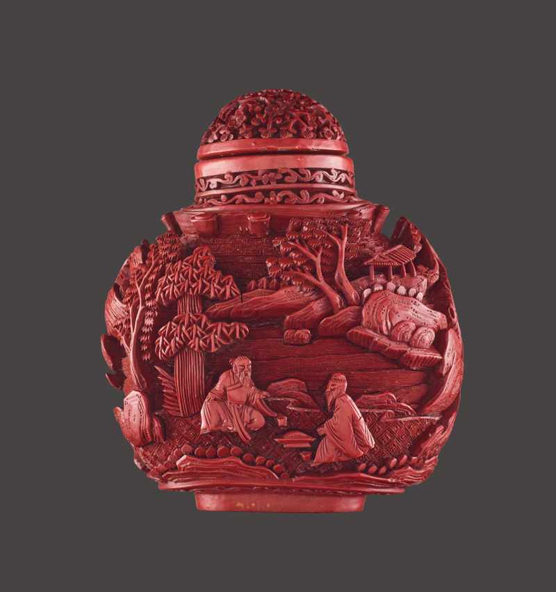 A LARGE SCENIC CARVED CINNABAR LACQUER SNUFF BOTTLE, LATE QING DYNASTY Cinnabar lacquer on metal - Image 2 of 6