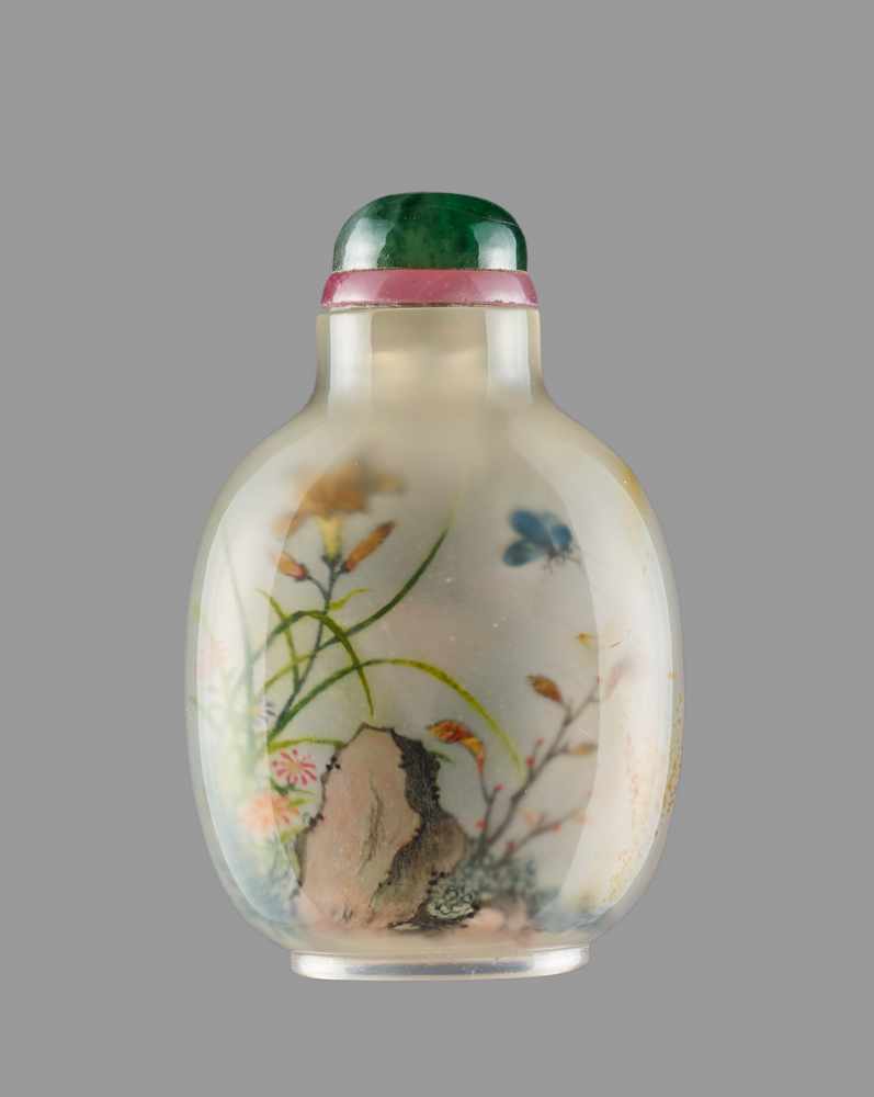 AN INSIDE PAINTED CHALCEDONY SNUFF BOTTLE Chalcedony of even light caramel tone, with few streaks of - Image 2 of 6