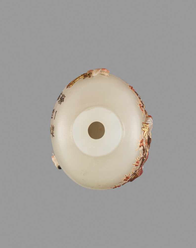 AN EMBELLISHED AND INSCRIBED PALE CELADON JADE “FLOCK OF BIRDS” SNUFF BOTTLE Pale celadon nephrite - Image 5 of 6