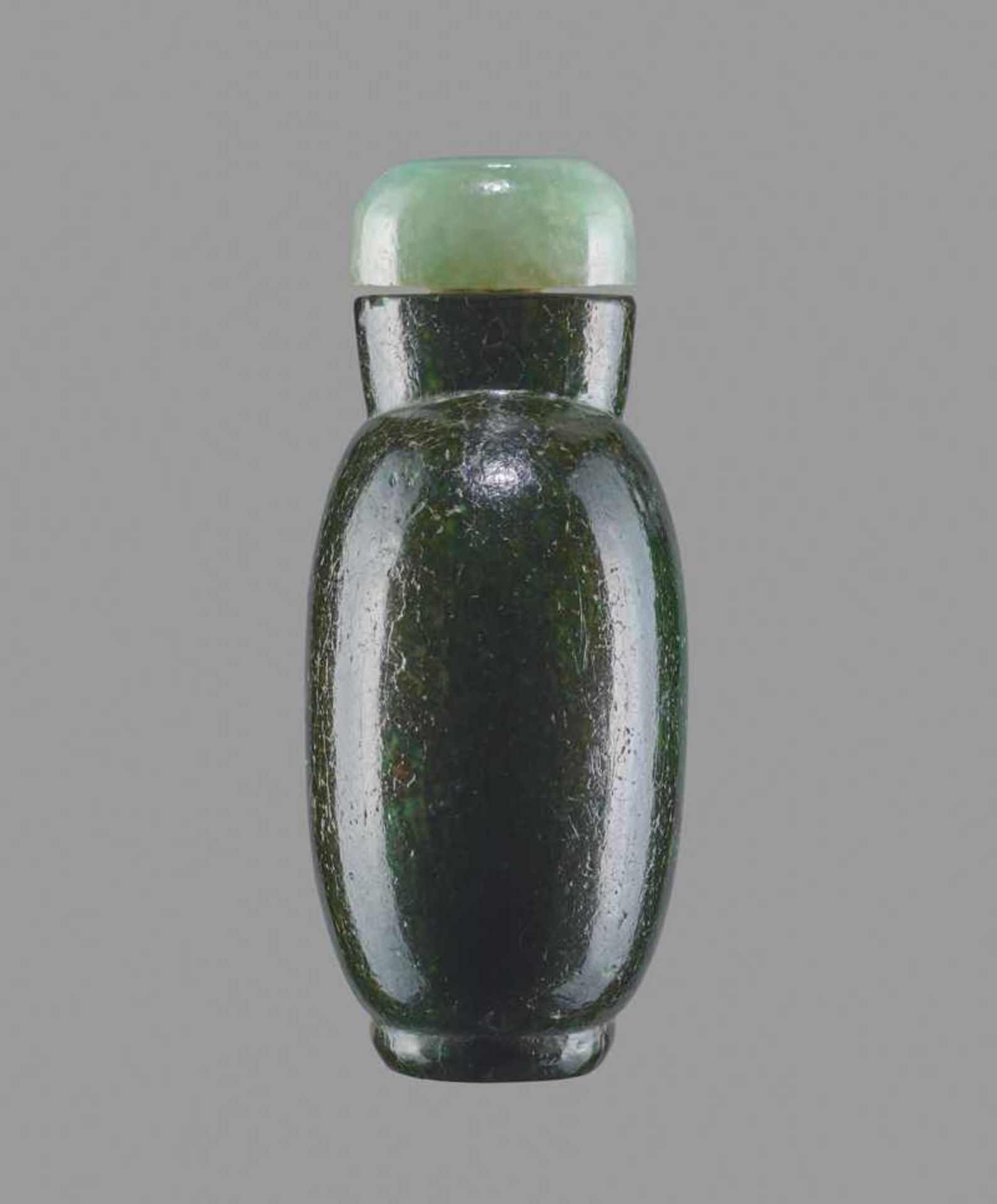 EMERALD GREEN STAINED WALRUS IVORY SNUFF BOTTLE, 19TH CENTURY Walrus ivory, stained in emerald - Bild 3 aus 6