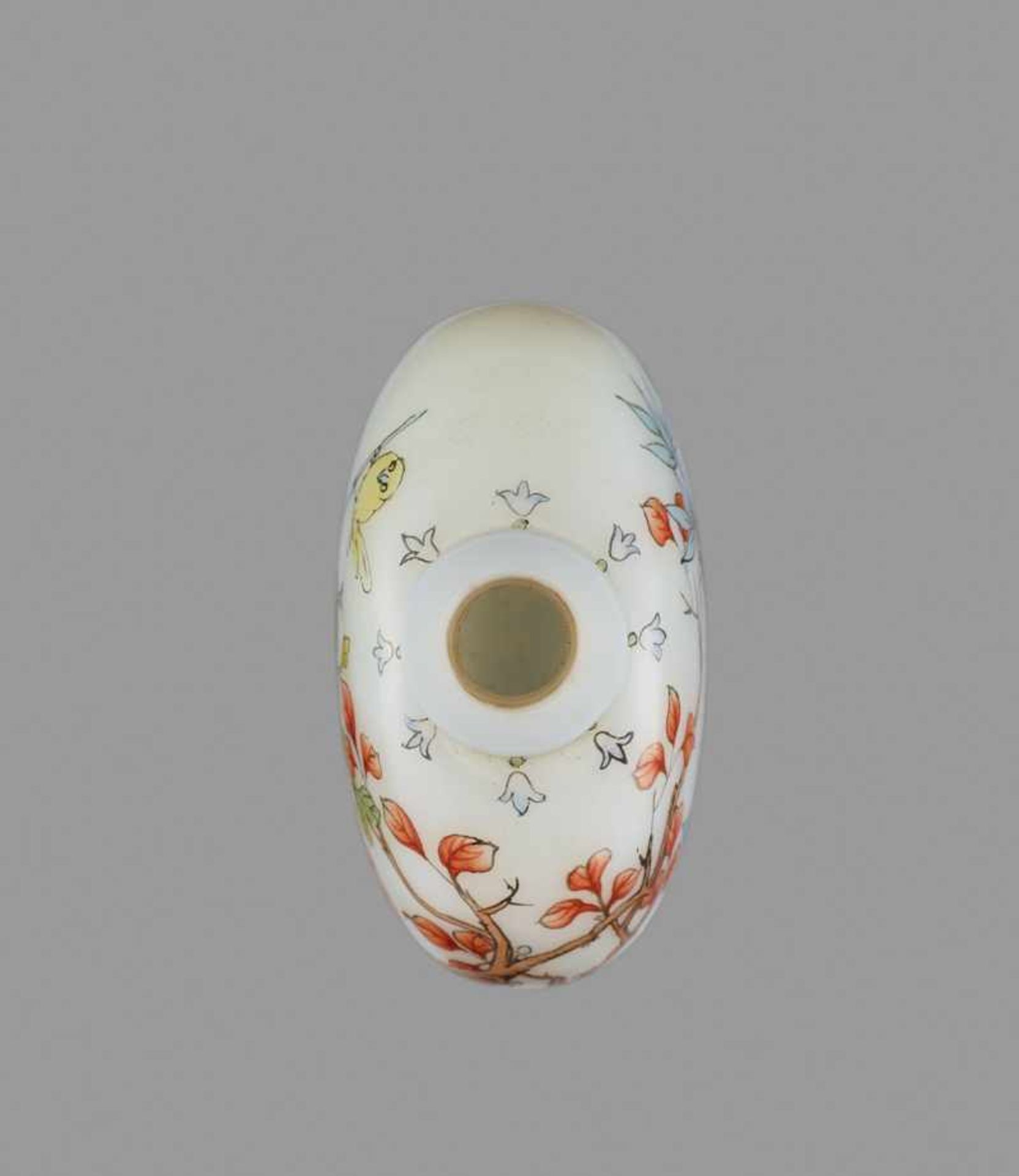 AN ENAMELED GLASS SNUFF BOTTLE, SCHOOL OF YE BENGQI Opaque white glass body with painted - Bild 5 aus 6