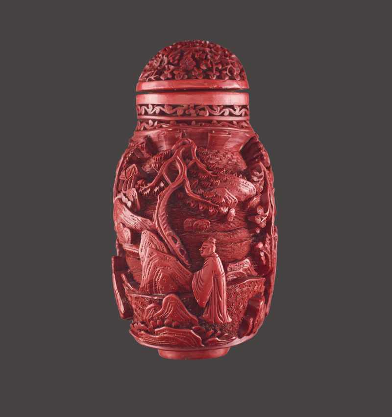 A LARGE SCENIC CARVED CINNABAR LACQUER SNUFF BOTTLE, LATE QING DYNASTY Cinnabar lacquer on metal - Image 4 of 6