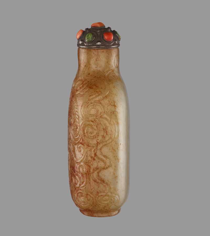 A CELADON AND RUSSET JADE ‘DRAGON’ SNUFF BOTTLE Nephrite with dense streaks of russet, the - Image 5 of 8