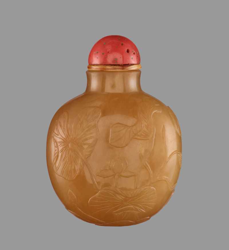 A BUTTERSCOTCH AGATE ‘LOTUS’ SNUFF BOTTLE, QING DYNASTY Semi-translucent agate of natural even