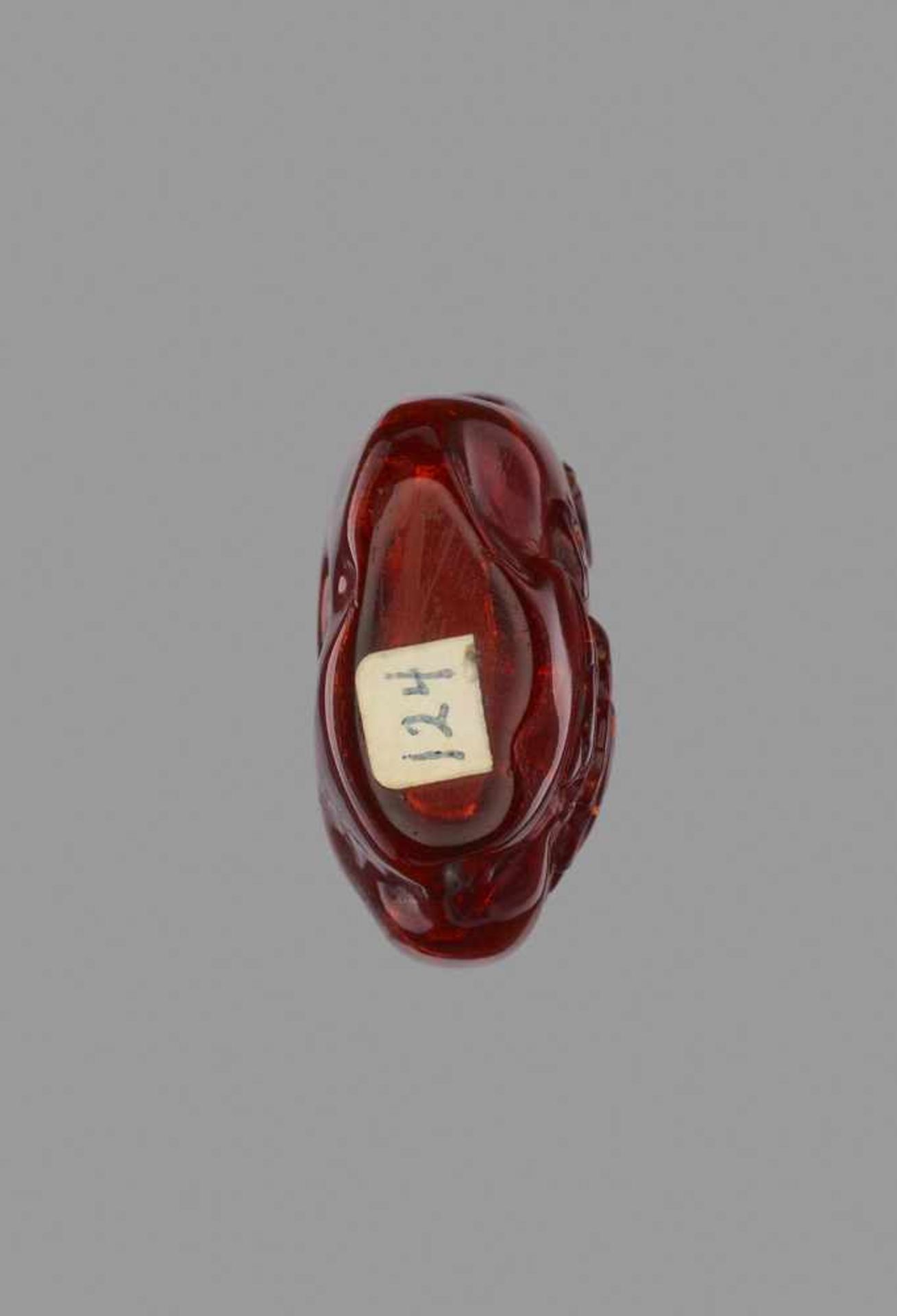 AN AMBER ‘BAT AND DOVE’ SNUFF BOTTLE, QING DYNASTY, MID-18TH / MID-19TH CENTURY Translucent honey - Image 6 of 6
