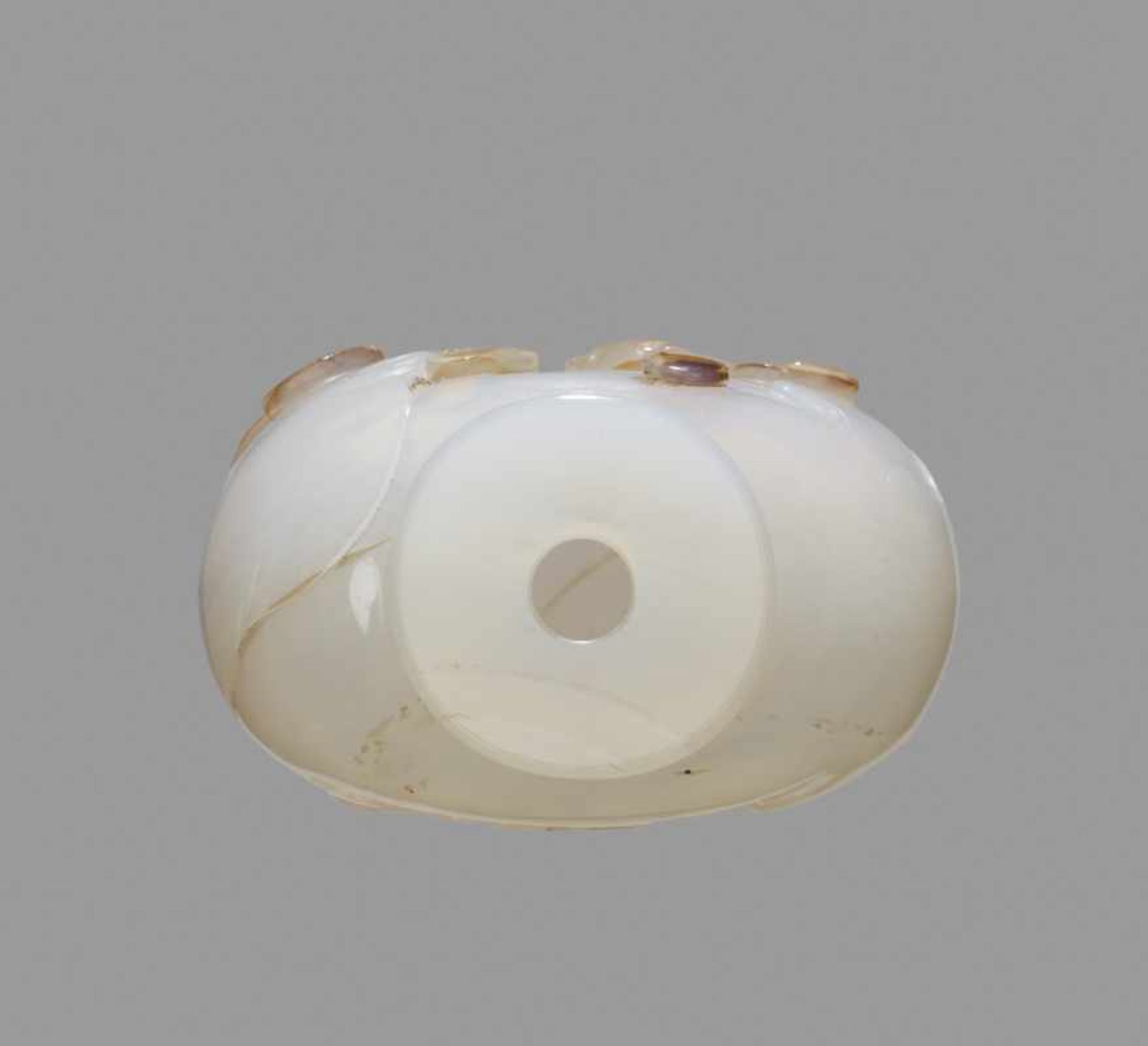A CARVED CAMEO CHALCEDONY 'PICKING LINGZHI' SNUFF BOTTLE, 1750-1850 Light bluish-grey dendritic - Bild 5 aus 6