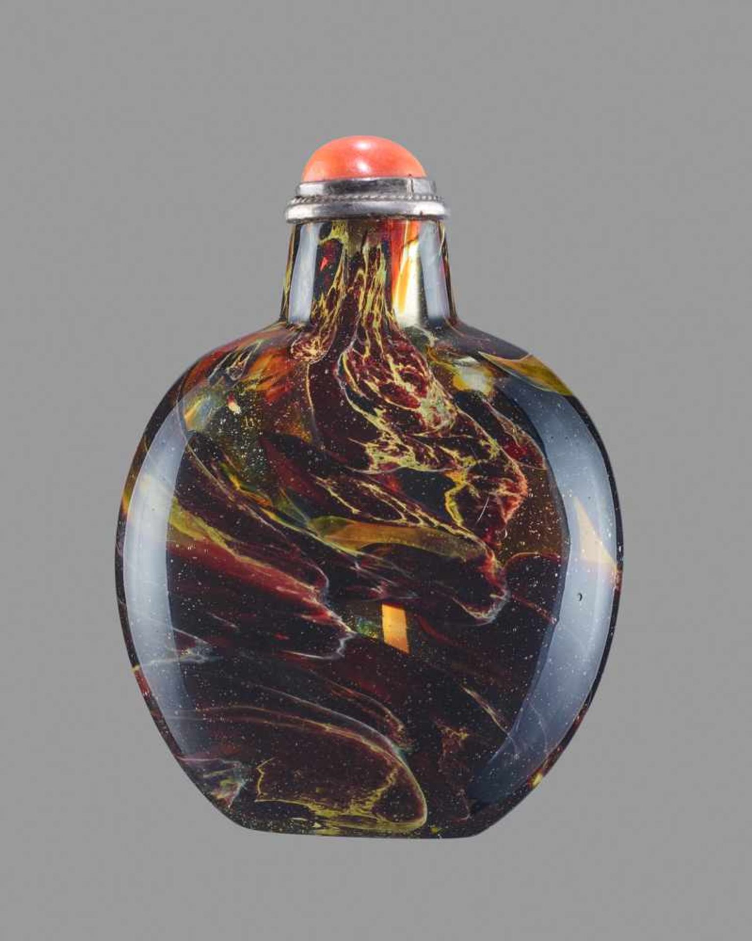 A YELLOW AND BROWN SANDWICHED GLASS SNUFF BOTTLE, QING DYNASTY Glass. One layer of mottled maroon, - Image 2 of 6