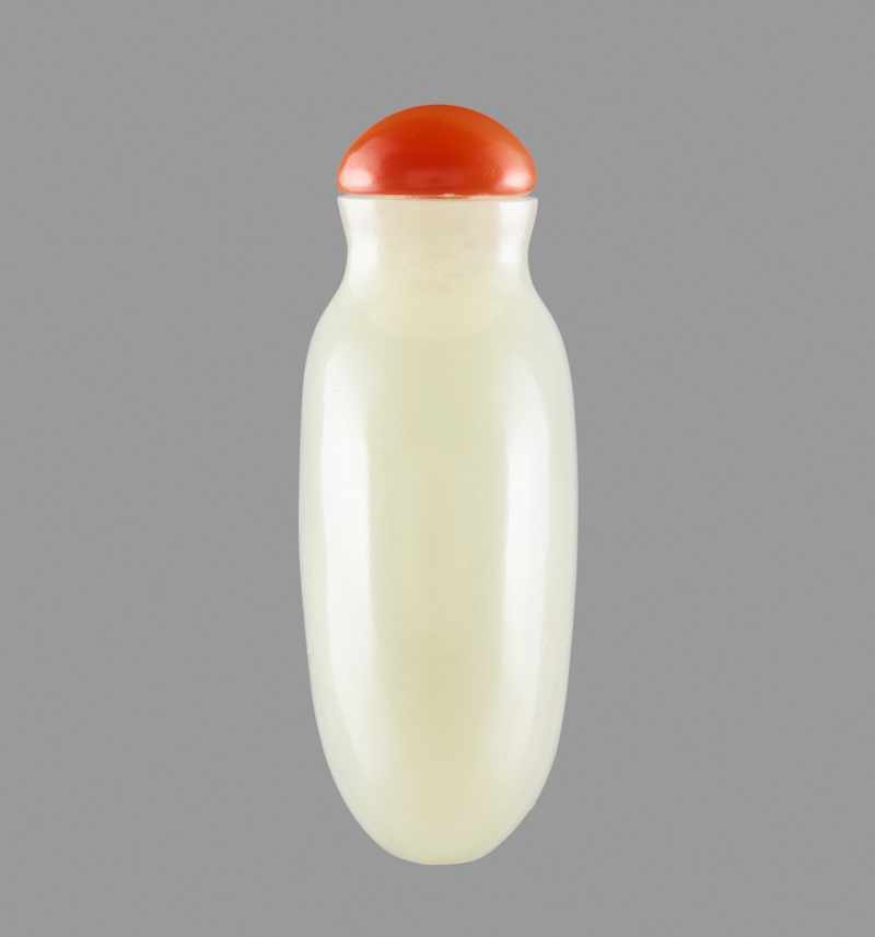 A PLAIN WHITE JADE SNUFF BOTTLE, QING DYNASTY, 18TH/19TH CENTURY Plain white nephrite with tiny - Image 3 of 6