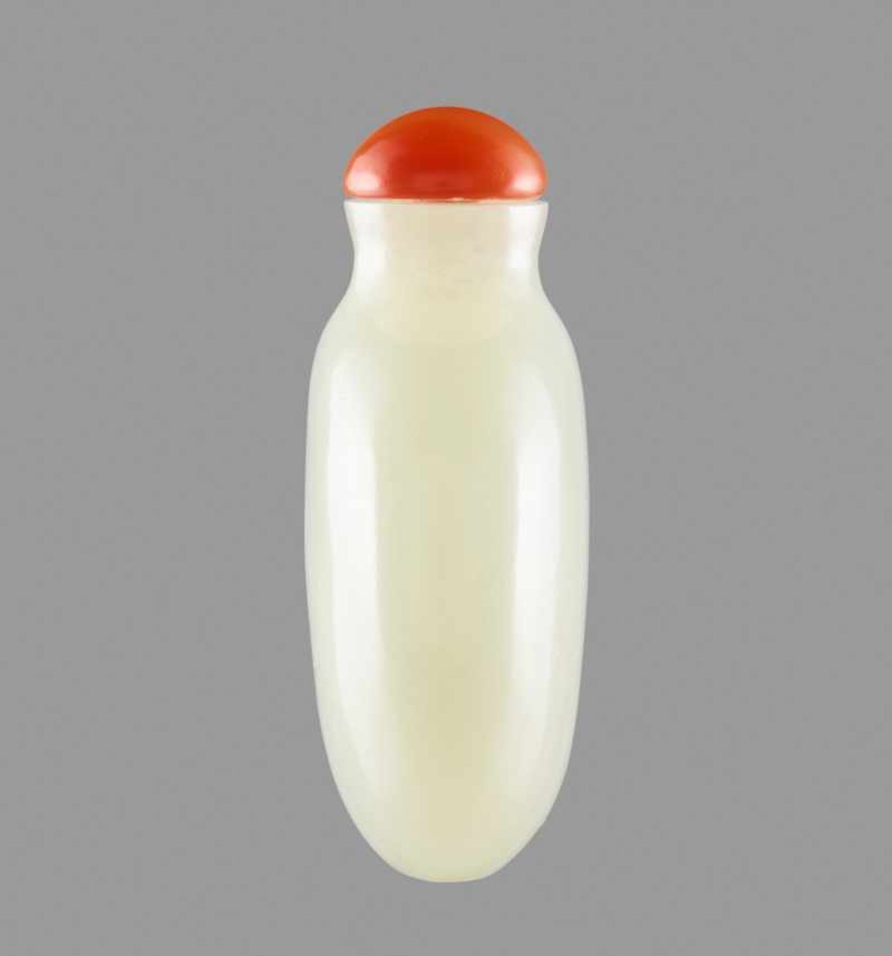 A PLAIN WHITE JADE SNUFF BOTTLE, QING DYNASTY, 18TH/19TH CENTURY Plain white nephrite with tiny - Image 3 of 6