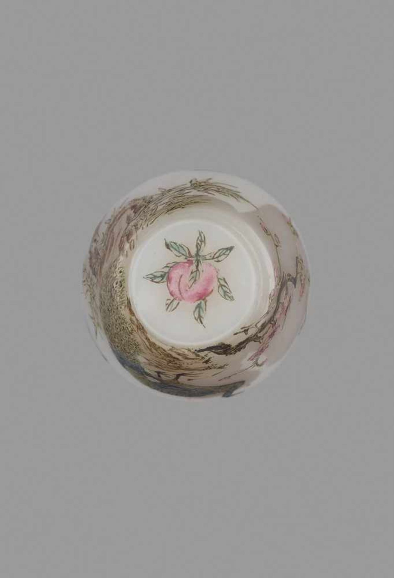 A GUYUE XUAN ‘PEACOCK’ ENAMELED GLASS SNUFF BOTTLE WITH A ‘PEACH’ MARK White opaque glass with - Image 8 of 8