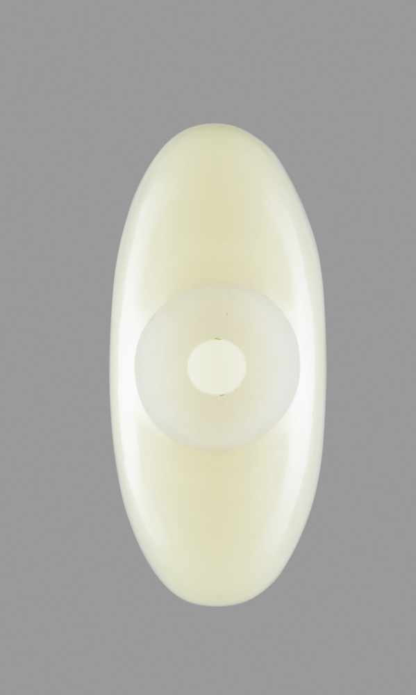 A PLAIN WHITE JADE SNUFF BOTTLE, QING DYNASTY, 18TH/19TH CENTURY Plain white nephrite with tiny - Image 5 of 6