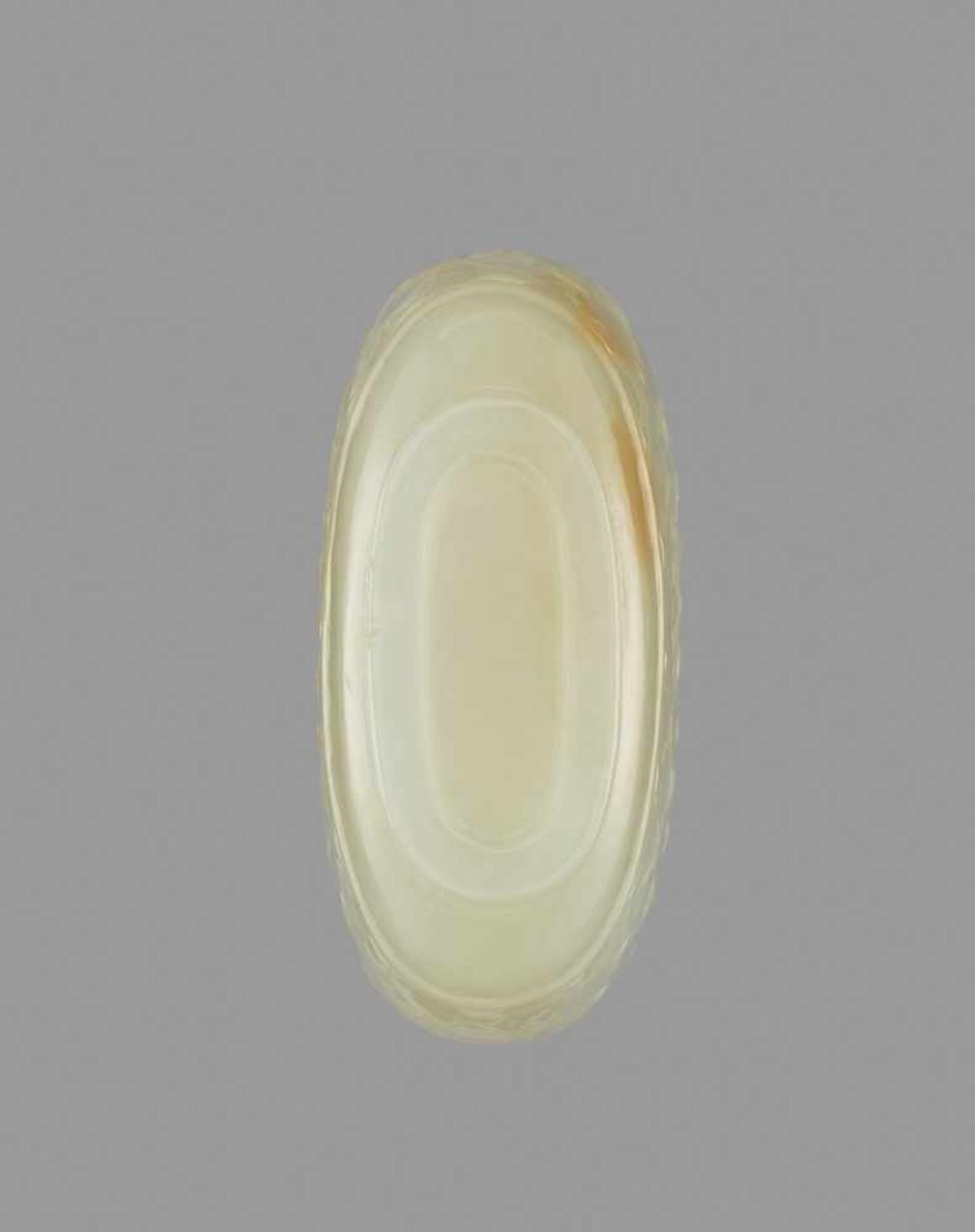 A WHITE JADE 'RHOMBUS BORDER' SNUFF BOTTLE, QING DYNASTY White jade with shades of russet, shiny - Image 6 of 6