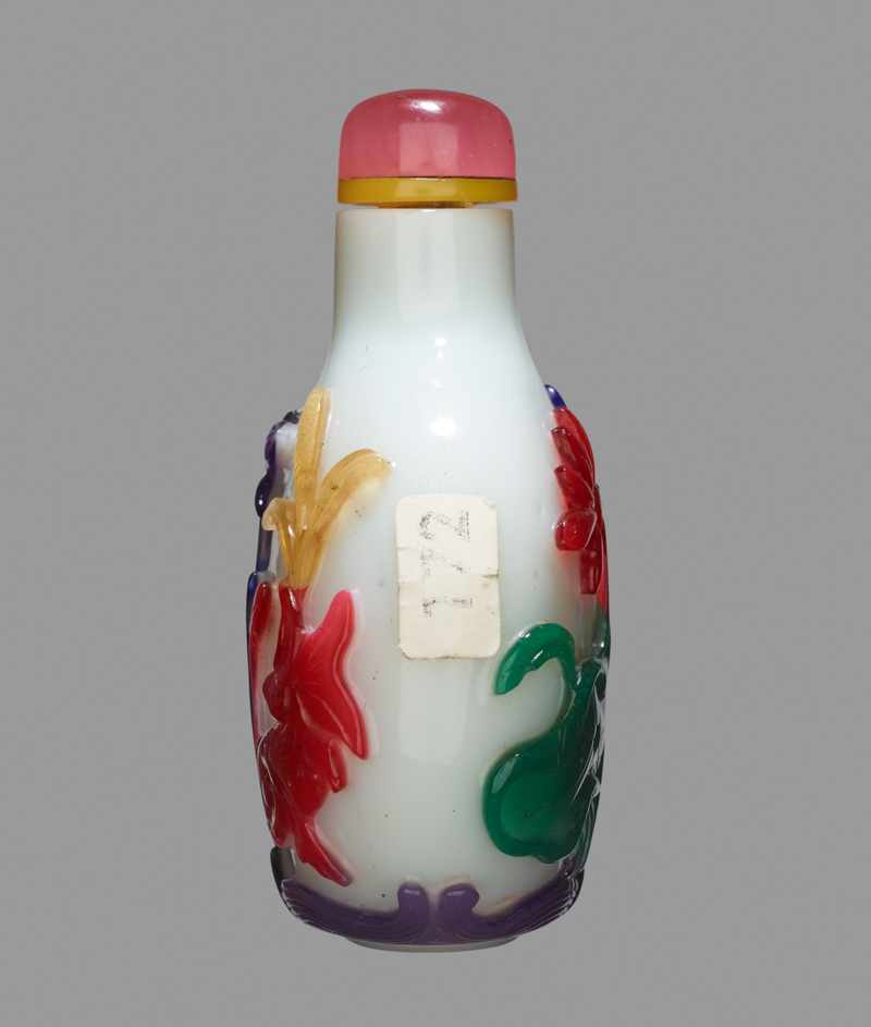 A FIVE-COLOR OVERLAY MILKY-WHITE 'FISH AND BAT' GLASS SNUFF BOTTLE, QING DYNASTY, QIANLONG / JIAQING - Image 3 of 6