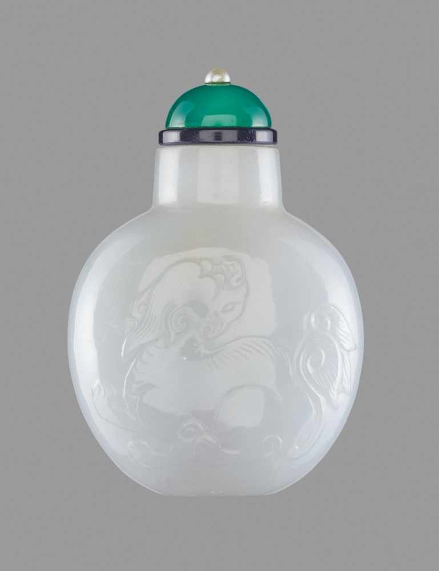 A WHITE JADE 'GUARDIAN LION' SNUFF BOTTLE, QING DYNASTY, 1780-1880 White jade, with smooth surface - Bild 2 aus 6