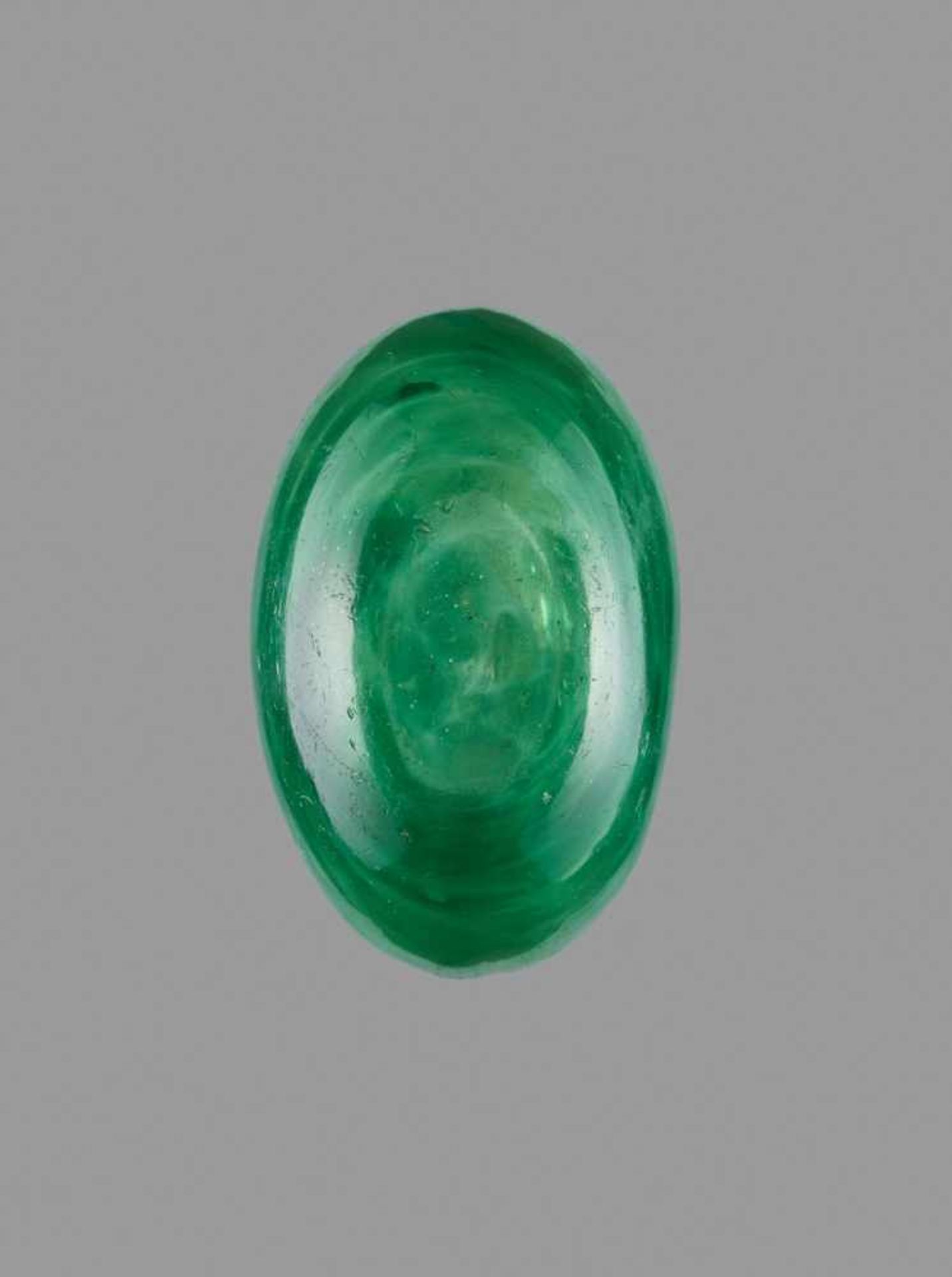 AN EMERALD-GREEN AND WHITE 'SANDWICH' GLASS SNUFF BOTTLE, 1720-1840 An inner layer of translucent - Bild 6 aus 6