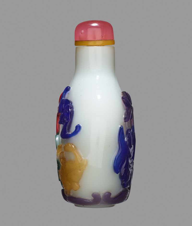 A FIVE-COLOR OVERLAY MILKY-WHITE 'FISH AND BAT' GLASS SNUFF BOTTLE, QING DYNASTY, QIANLONG / JIAQING - Image 4 of 6